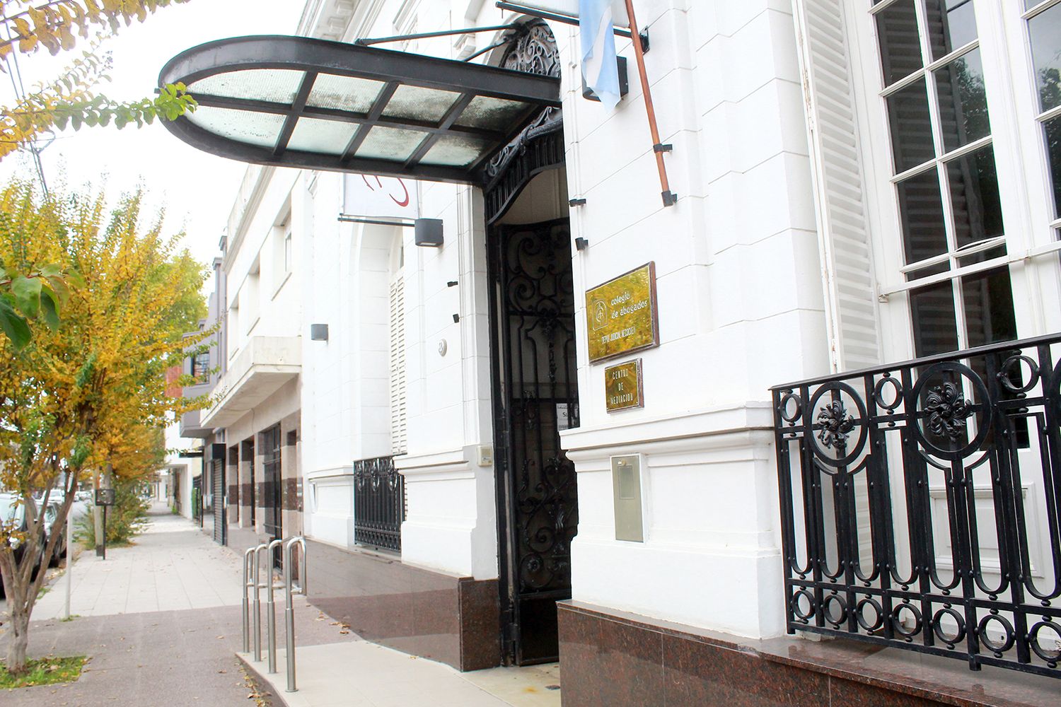 En 62 y 55. Está la sede del Colegio de Abogados