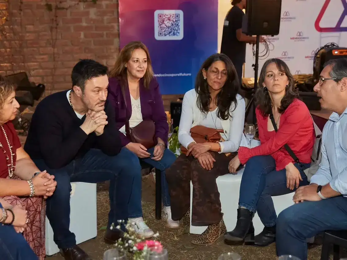 Luis Petri junto a docentes que participaron del encuentro sobre el futuro de la educación mendocina.
