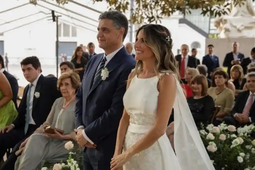 La intimidad del casamiento de Jorge Macri: Los novios se disfrazaron de "guardaparques" y bailaron cumbia