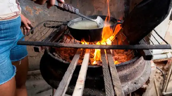 Potencia gasífera que cocina en leña: claves  de la escasez de gas en Venezuela