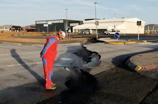 La actividad sísmica y los flujos de lava subterráneos se intensificaron el fin de semana cerca de la capital, Reikiavik.