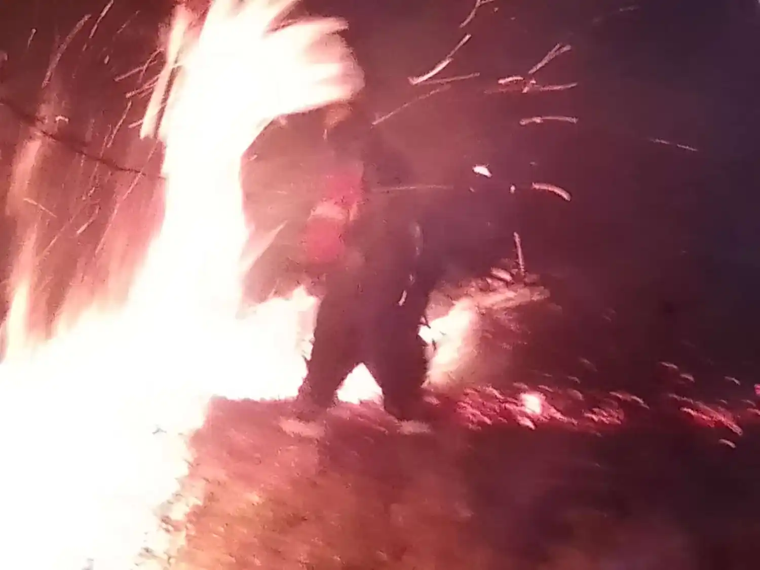 Bomberos apagaron incendio que inició en un basural y se extendió hacia campos