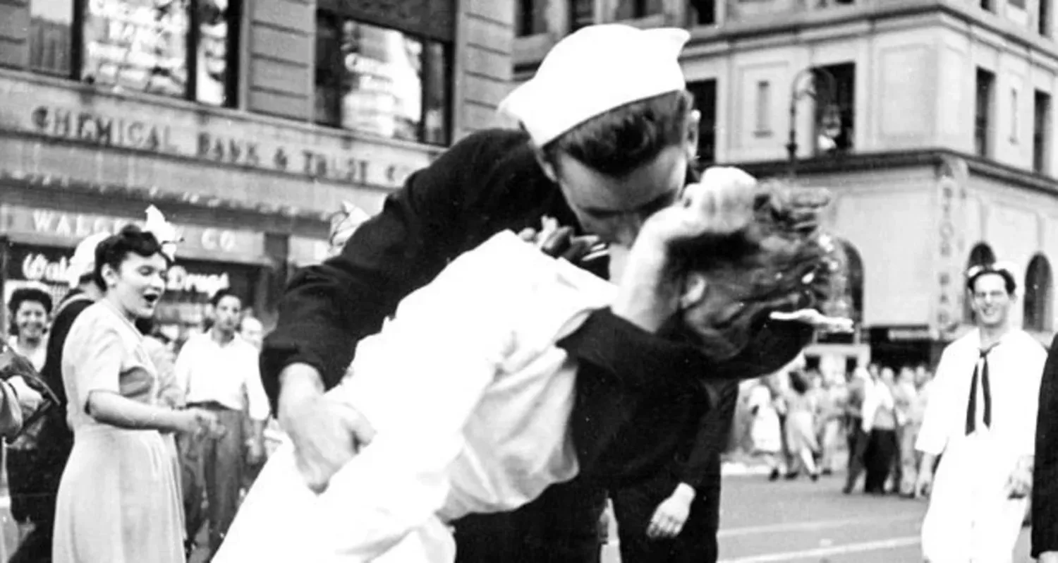 Un beso famoso: Kissing the War Goodbye, fotografía de Victor Jorgensen. US archives.