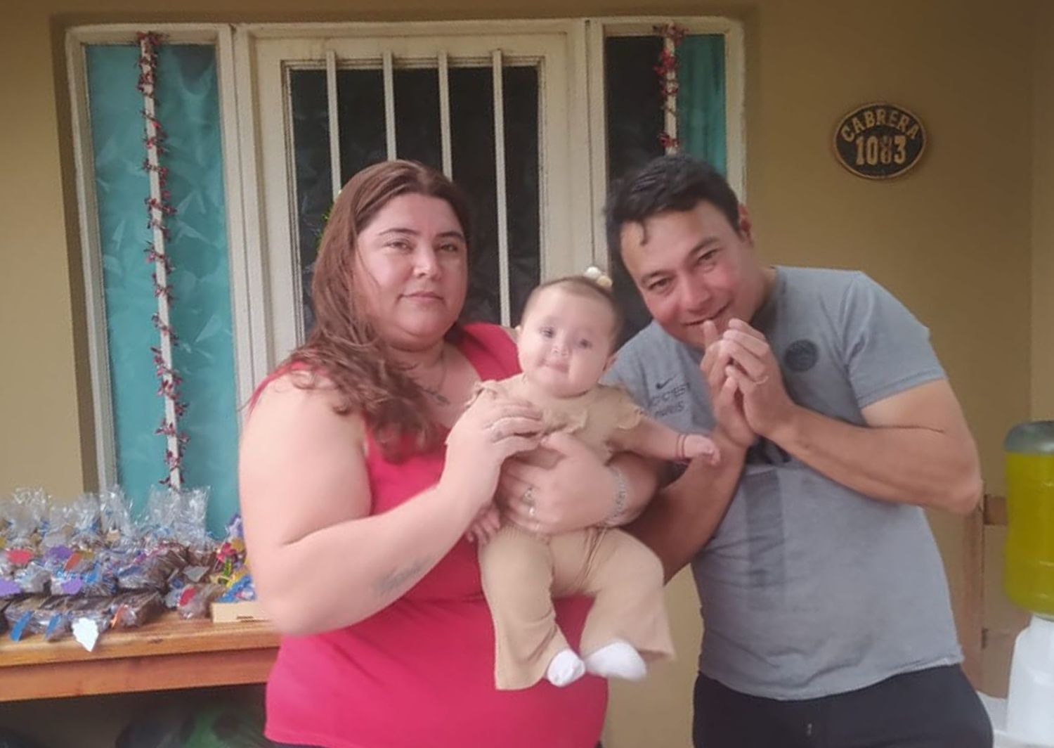 Agradecen a Silvina Duran y Félix Gómez por hacerle regalos a los niños del barrio