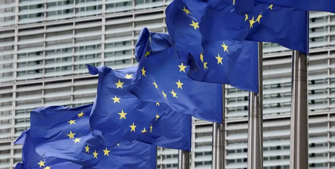 Las banderas de la Unión Europea en Bruselas. Crédito: REUTERS/Yves Herman/File Photo