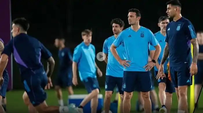 Los tres cambios que analiza Scaloni ante Polonia y el jugador sorpresa que probó en la práctica