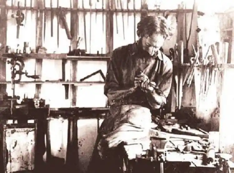 Inexorable y cercana