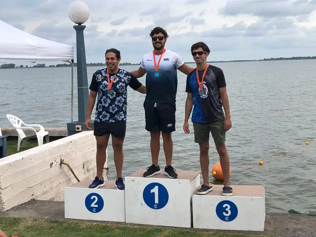 Ezequiel López de Lomas de Zamora ganó el cruce de la laguna