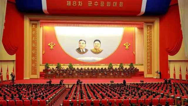 Kim Jong-un homenajeó a los científicos que construyen sus misiles 