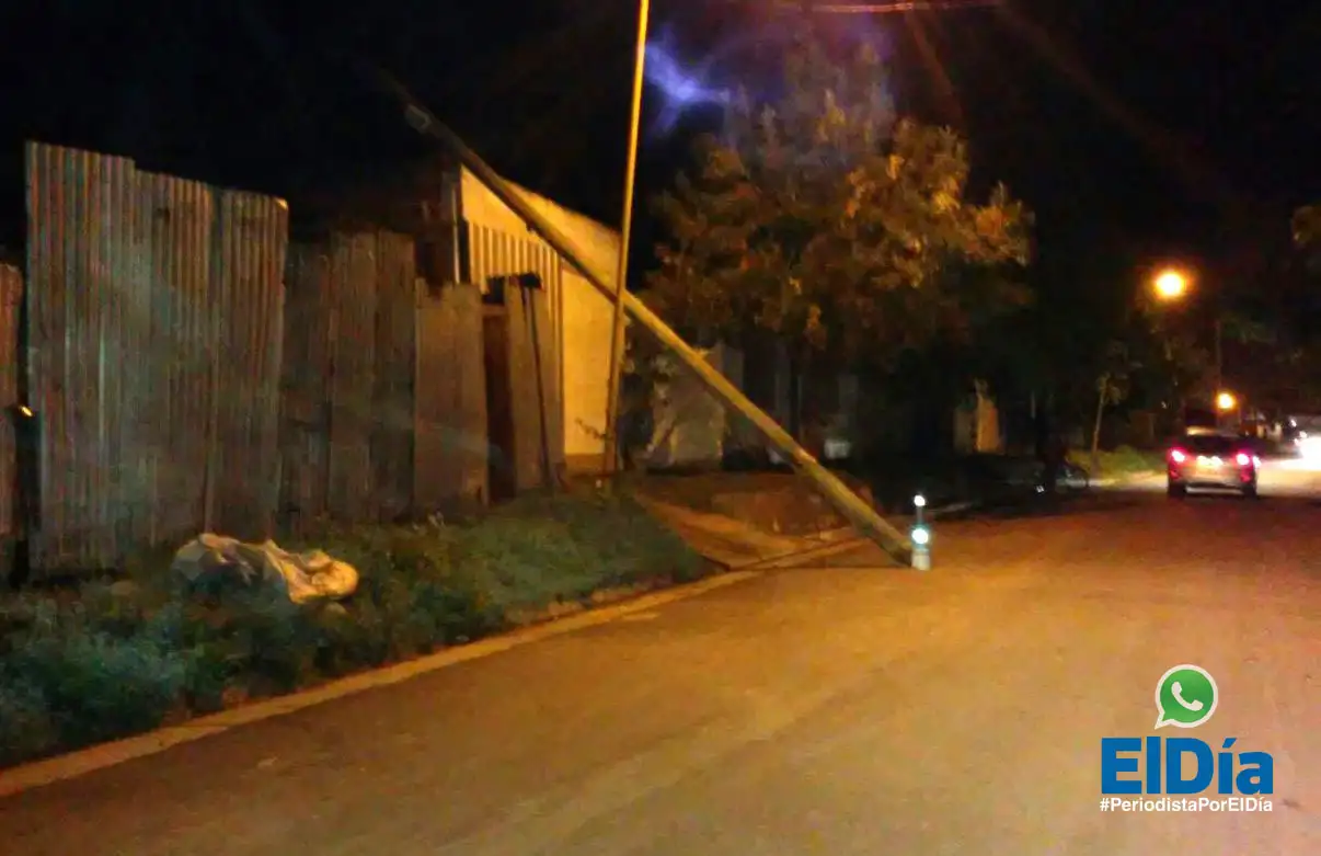 Consecuencias de la tormenta: poste de teléfono caído  