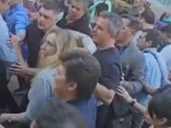 Incidentes en Corrientes: evacuaron a Karina Milei y Martín Menem durante una caravana de campaña