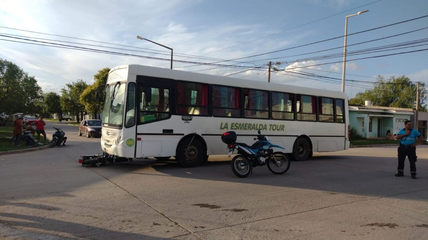 Colectivo urbano colisionó contra una moto dejando una menor hospitalizada