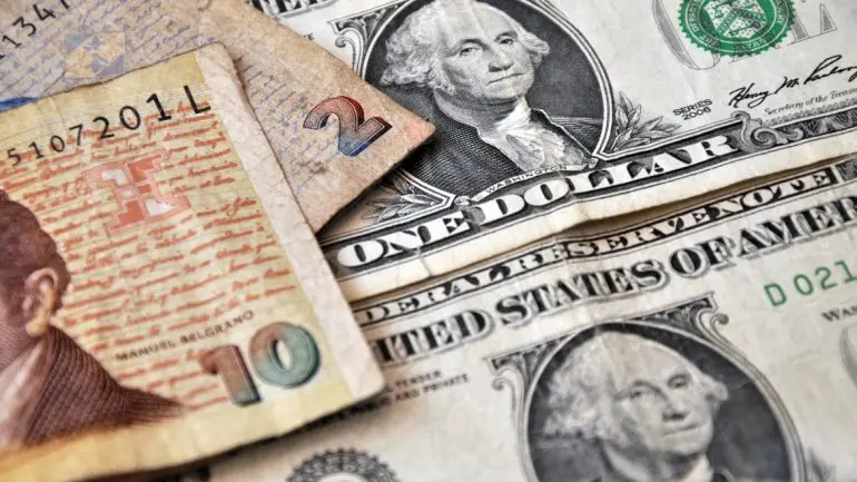 Cotización del dólar: Subió el oficial y el blue bajó