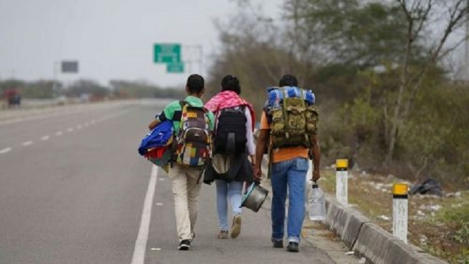 Policías y militares VEJAN Y ROBAN a «los caminantes» que huyen de la crisis hacia Colombia