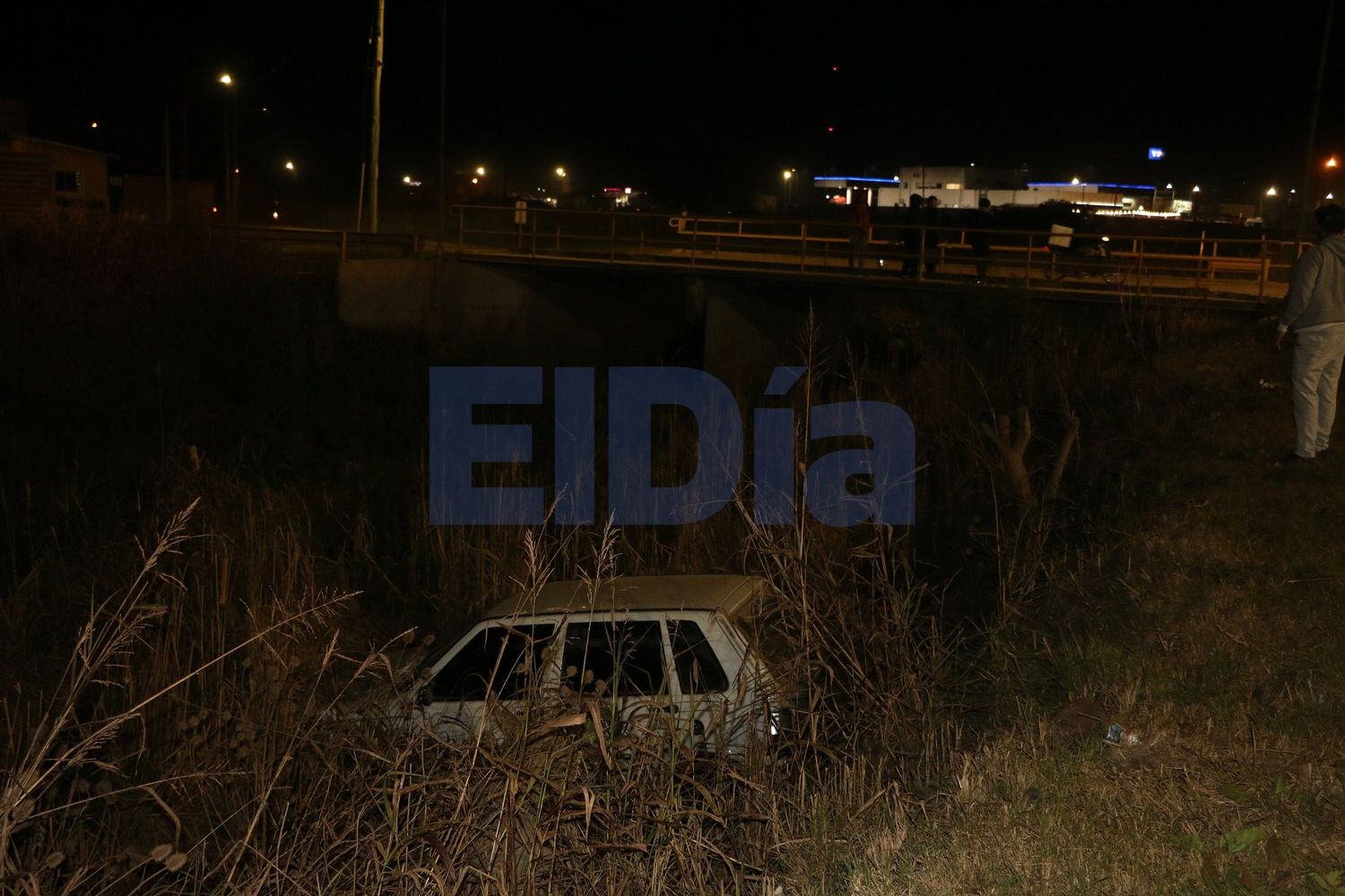 Auto cayó al canal paralelo a Acisclo Méndez: la conductora fue llevada al Hospital