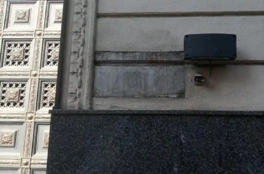 Robaron la histórica placa de bronce del frente del diario La Capital