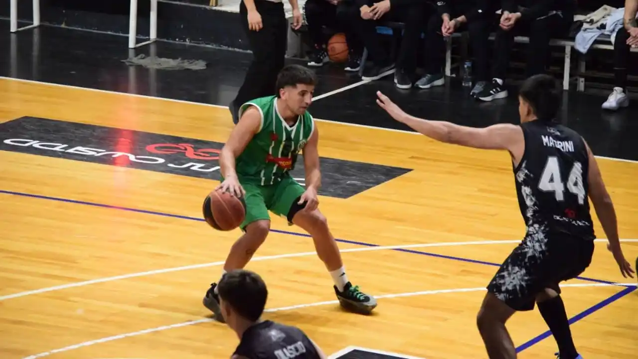 Valentín Lofrano con la pelota (Foto: Prensa Estudiantes de Olavarría)