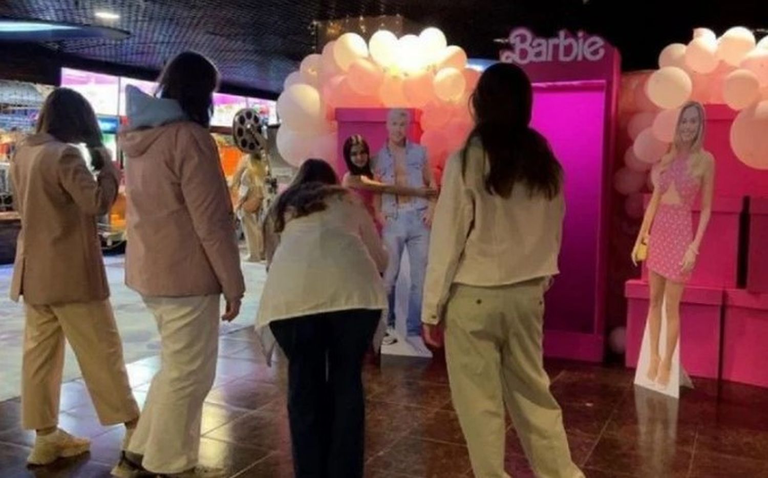 Para evitar problemas con la licencia, algunos cines rusos vendiendo boletos para ver Barbie bajo el nombre de otras películas.