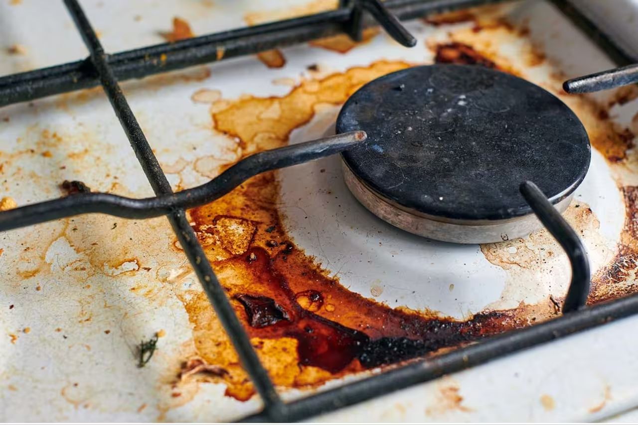 El truco casero más efectivo para limpiar grasa del horno sin vinagre ni bicarbonato