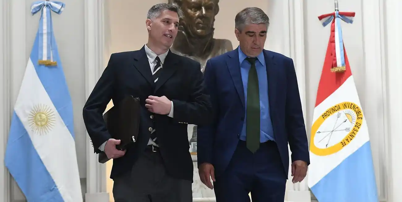 Pablo Olivares, ministro de Economía, junto a Fabián Bastía, ministro de Gobierno. Crédito: Mauricio Garín