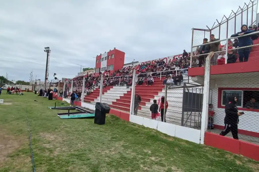 Dos rafaelinos intentaron colarse en la tribuna de Argentino de Rosario pero tenían la entrada prohibida.
