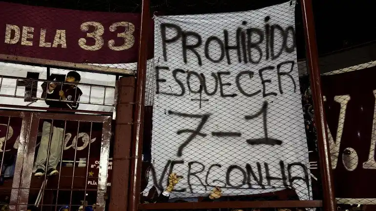 Recopa: Hinchas de Lanús aprovecharon duelo con Mineiro para recordarle a Brasil el 7 a 1