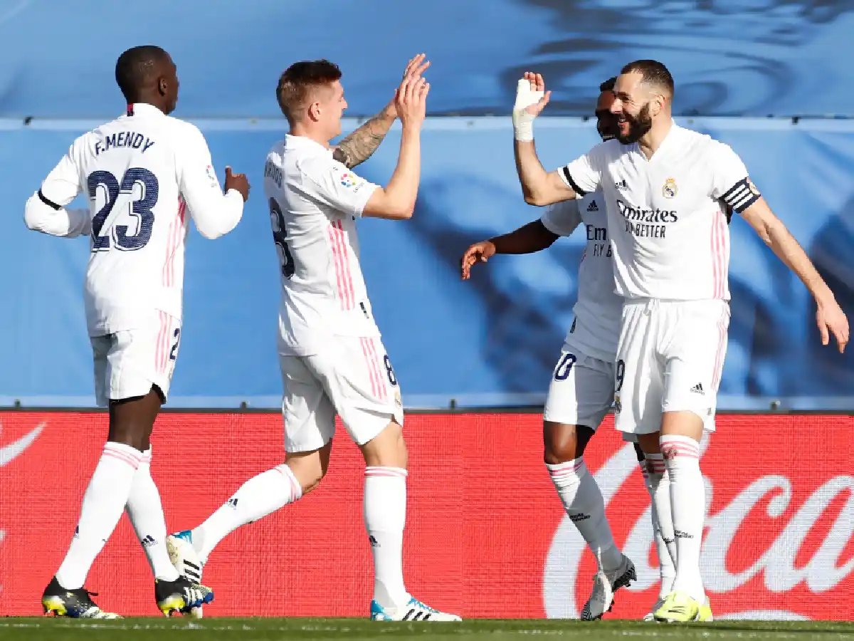 Real Madrid superó a Valencia y no le pierde pisada al líder