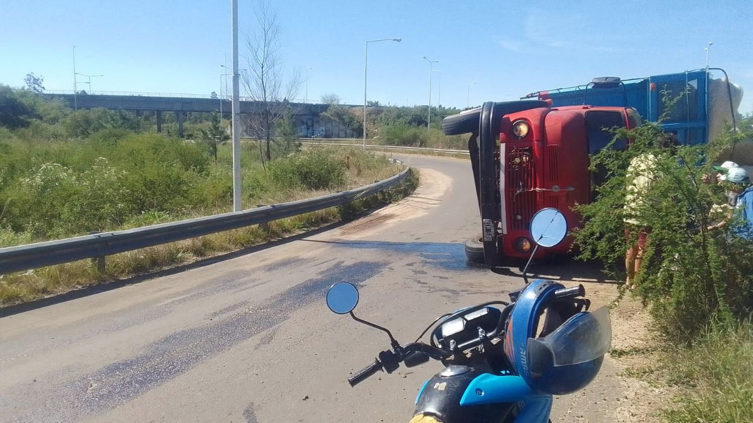 Volcó un camión en la curva de ingreso a Colonia Roca