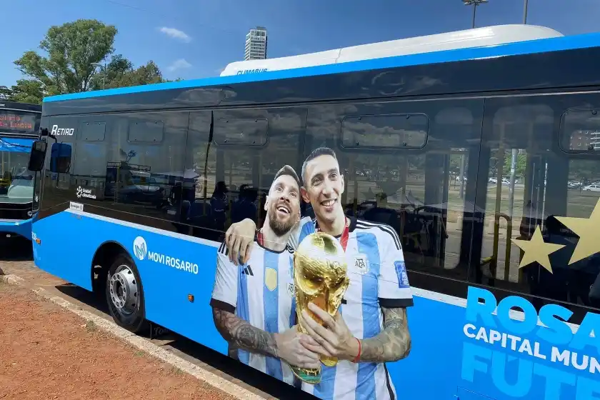 Javkin presentó nuevas unidades de colectivos y anticipó la llegada de la SUBE