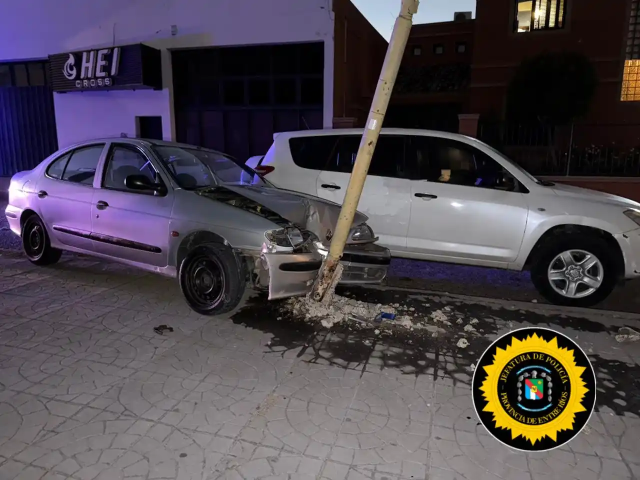 Victoria: un joven resultó con lesiones leves tras chocar contra un auto estacionado y una columna de alumbrado