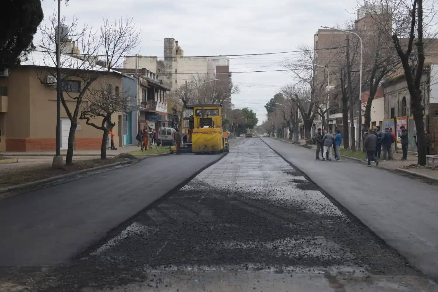 Bahl recorrió los trabajos de repavimentación de calle Carbó