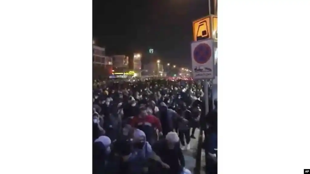 Policía iraní dispara contra manifestantes