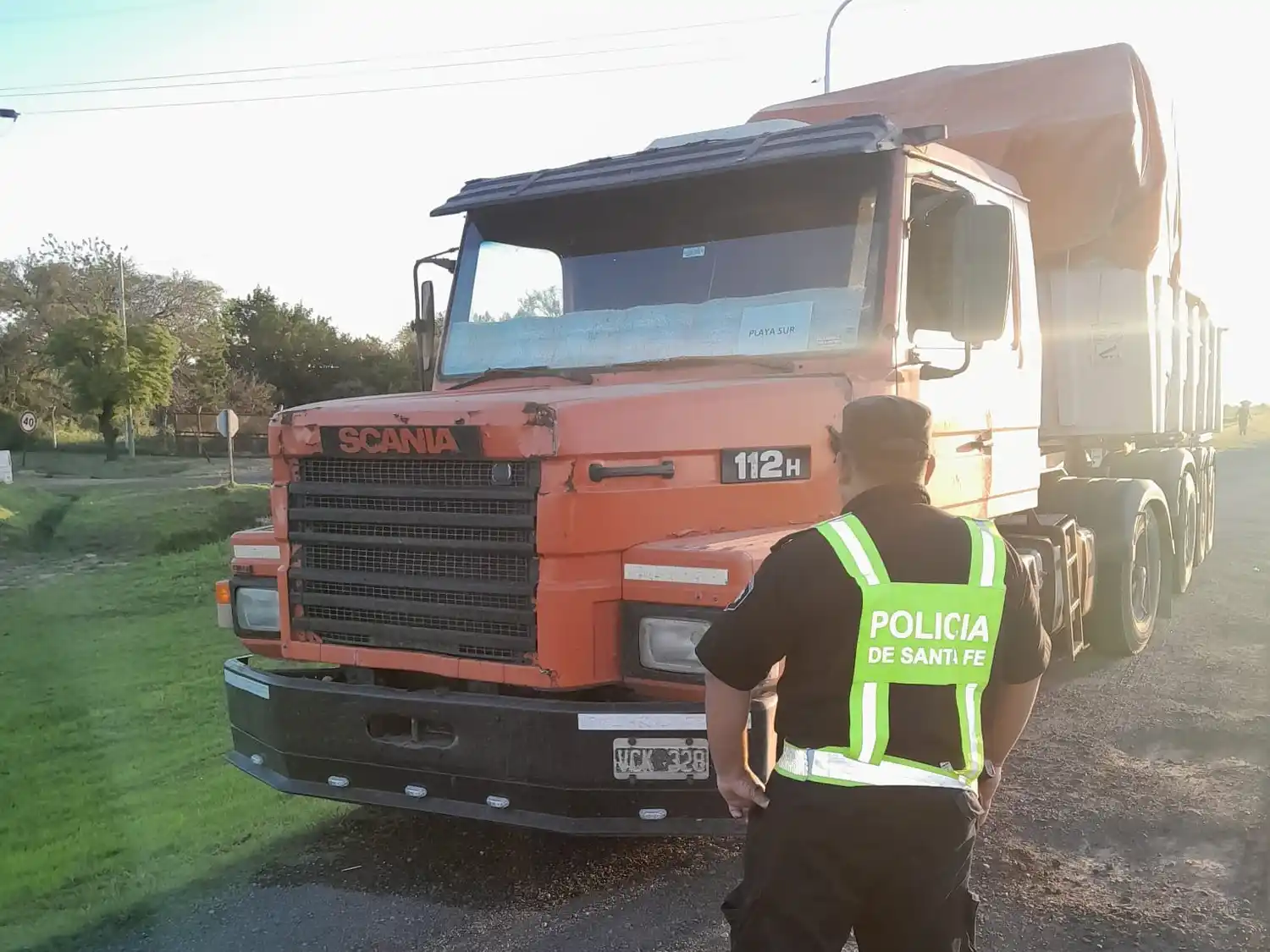 El camión quedó retenido en la localidad de Amenábar.