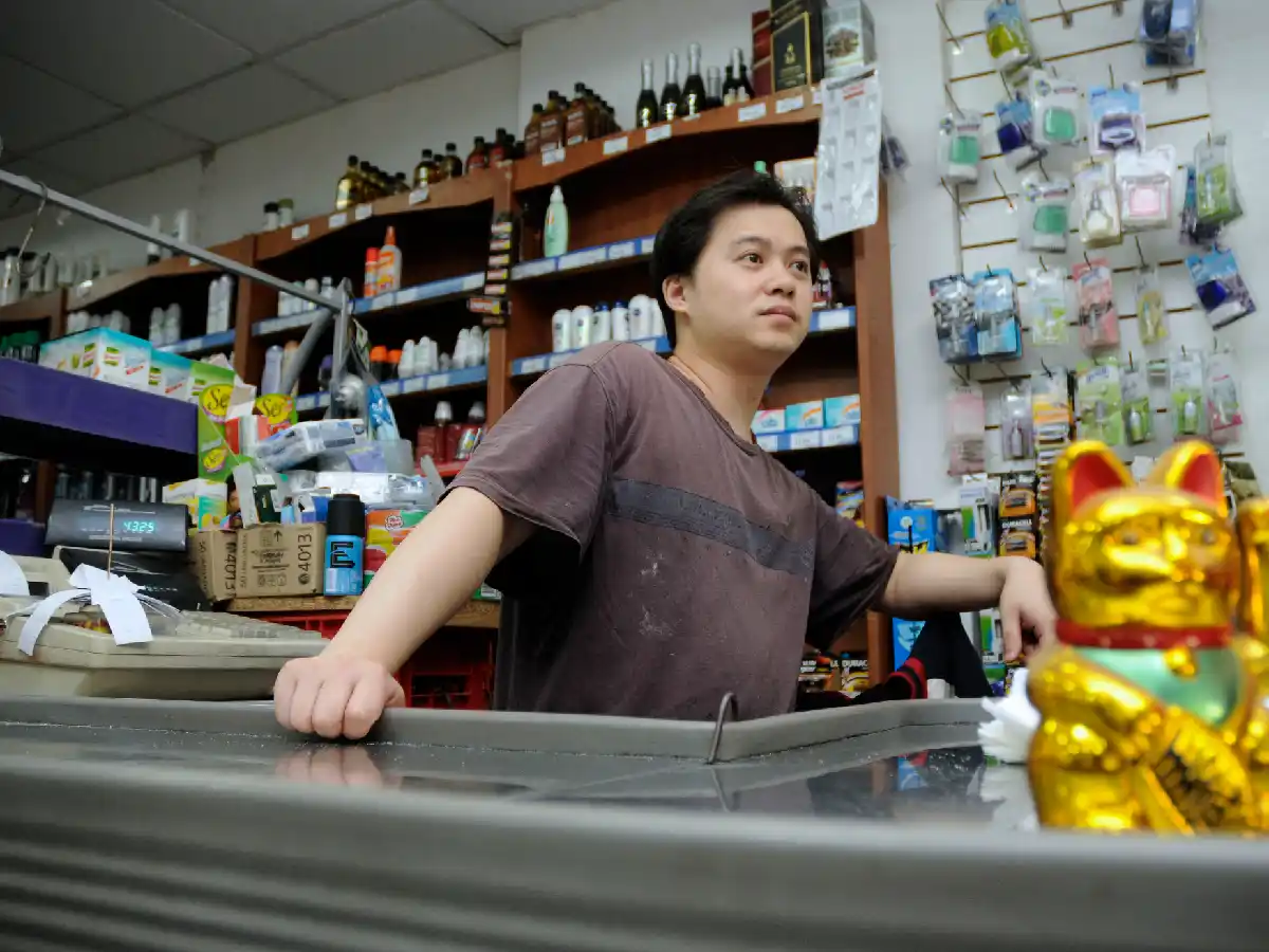 Autoservicios y almacenes, los más golpeados por la recesión