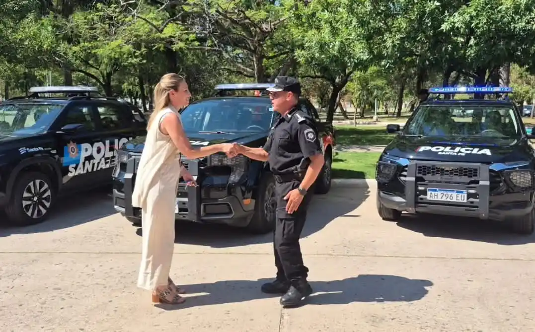 GRACIAS A LA GESTIÓN DEL MINISTERIO DE JUSTICIA Y SEGURIDAD PROVINCIAL, LA JEFATURA DE POLICÍA RECIBIÓ NUEVAS CAMIONETAS 0 KM QUE FUERON DESTINADAS A LA UR XIII - DEPTO. SAN CRISTÓBAL - 2