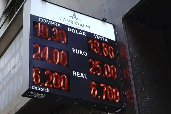 El Gobierno salió a frenar la escalada del dólar