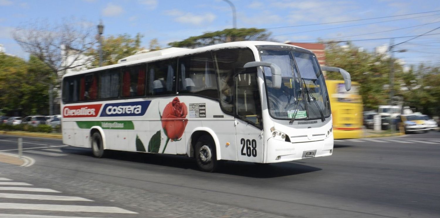 A partir del nuevo aumento, un micro entre La Plata y Capital cuesta poco más de mil pesos por semana
