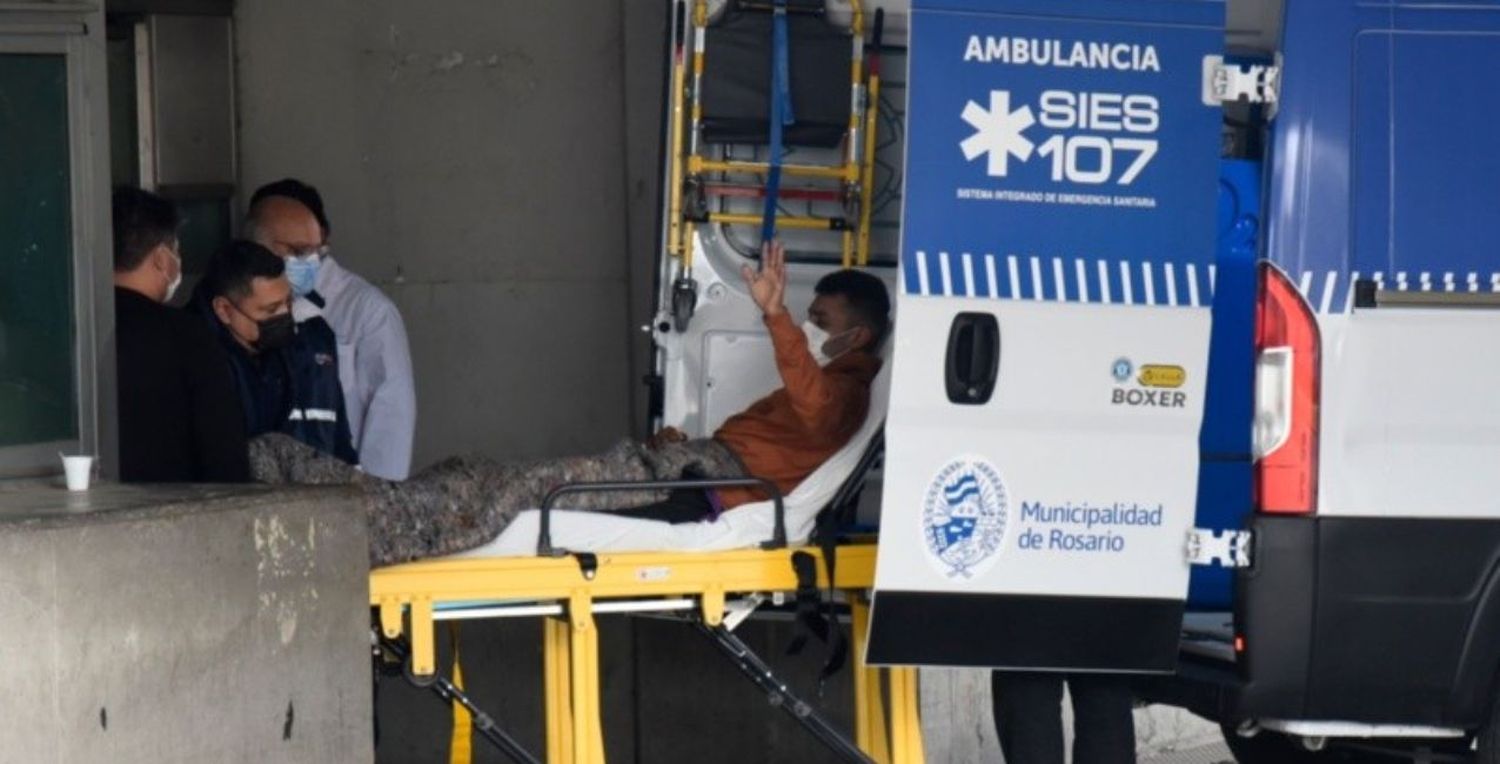 Aplausos y lágrimas en la puerta del HECA tras recibir el alta Gabriel Sanabria