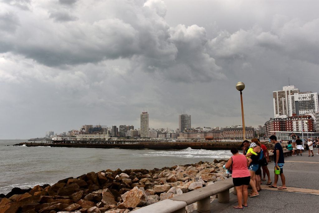 Fuerte temporal en Mar del Plata: Postes, árboles y ramas caídas, cortes de energía eléctrica y calles anegadas
