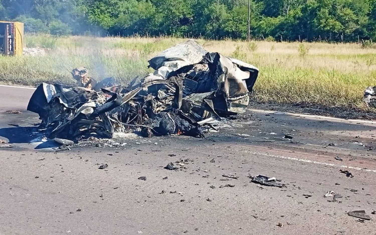 El vehículo se incendió por completo, dejando impactantes imágenes del accidente.