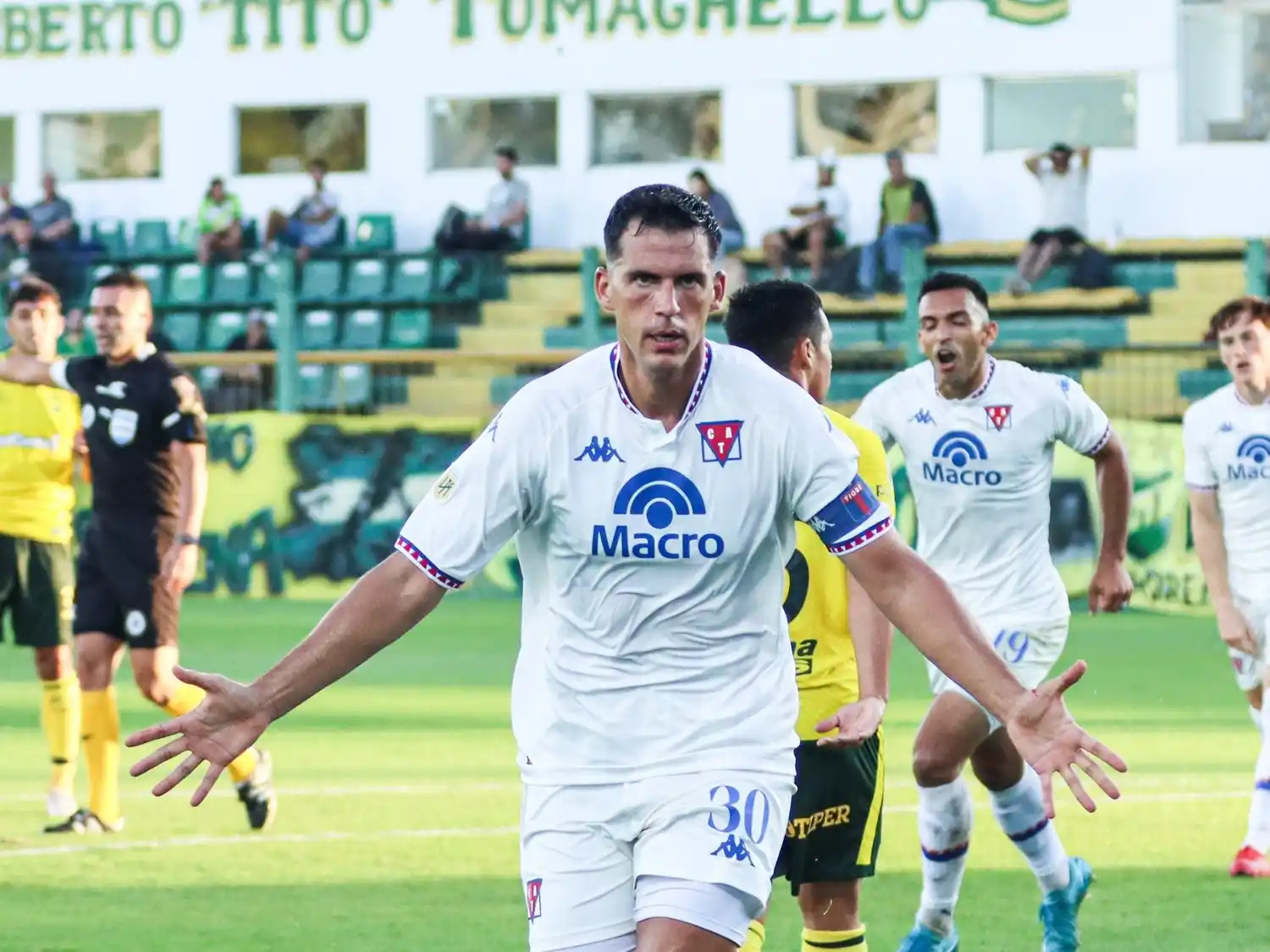 Nehuen Paz anotó el primer gol de Tigre.