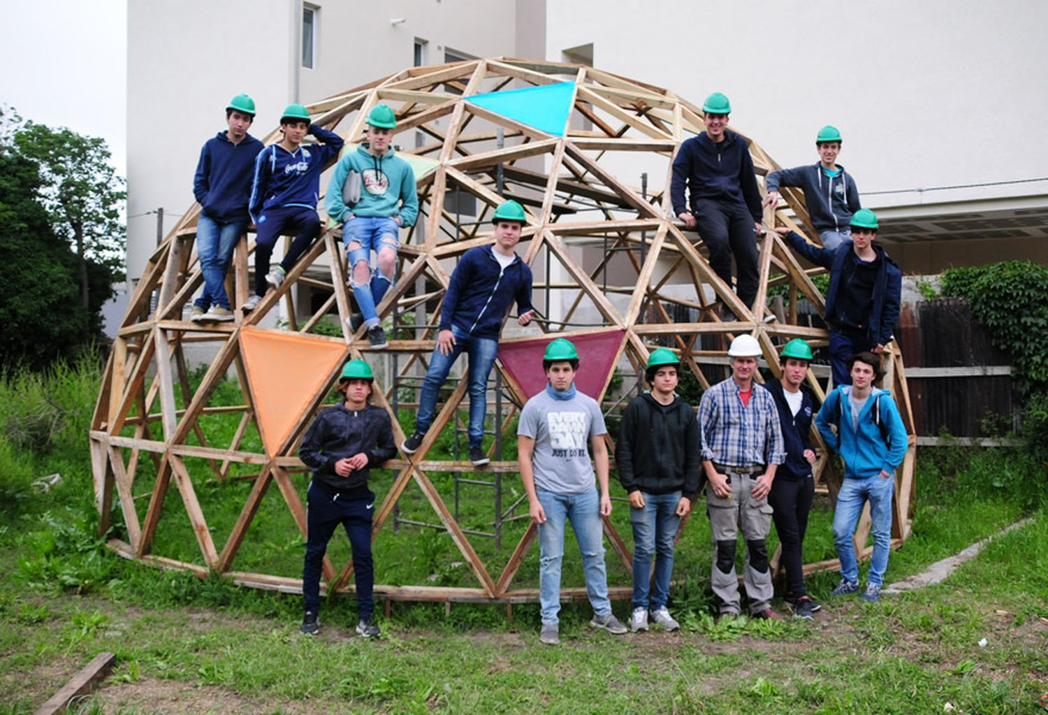 Alumnos de la Técnica 2 recuperaron un aula y construyeron un domo