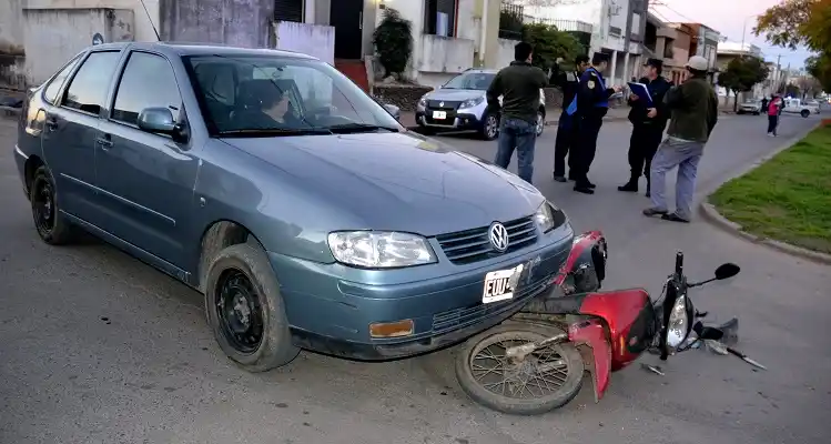 Fuerte choque entre auto y moto dejó dos personas fracturadas