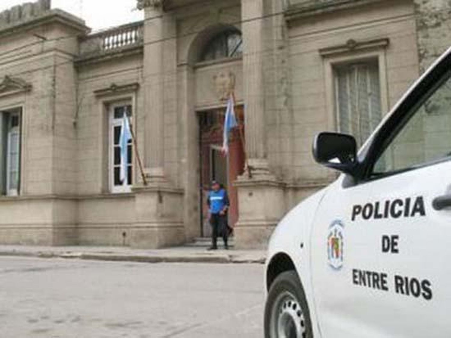 Por evitar control, colisionó contra un efectivo policial

