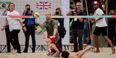 En su visita a Río de Janeiro, el príncipe Guillermo jugó al vóley playa en Copacabana
