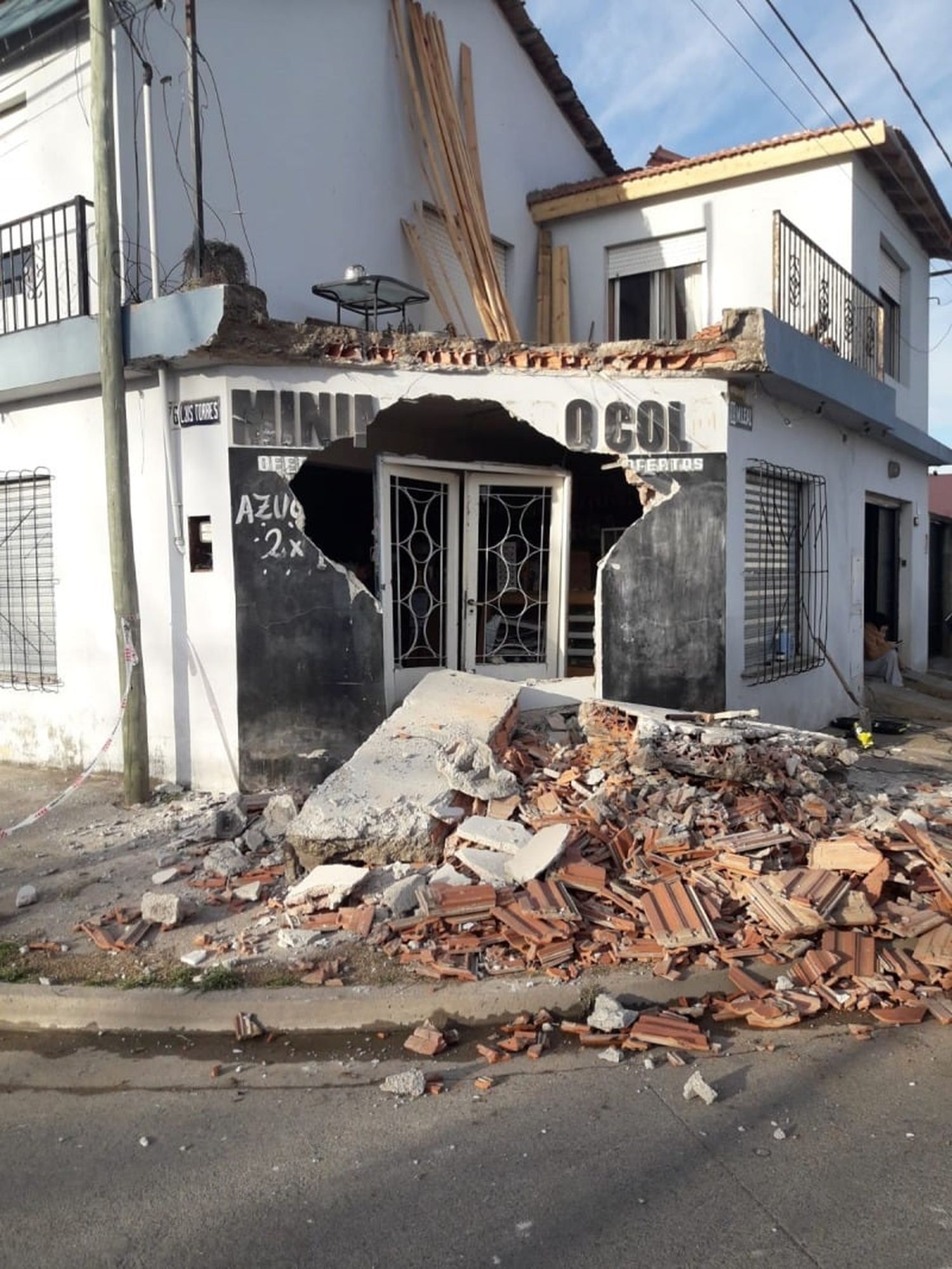 Se derrumbó un balcón de una vivienda de Olavarría ubicado arriba de un comercio