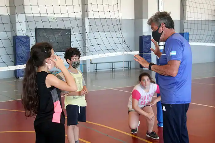 La escuela municipal de vóley se adapta y sostiene su trabajo formativo en todas las edades