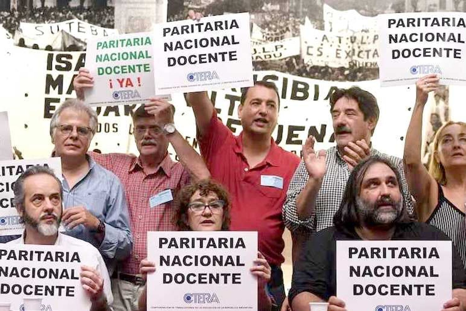 El Gobierno convocará a los gremios docentes 
y prepara decreto para neutralizar eventual paro