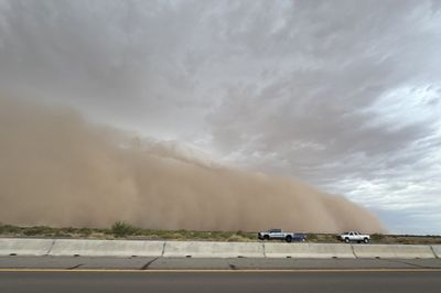 Una tormenta de arena atravesó Phoenix: causó cortes de luz y la suspensión de vuelos
