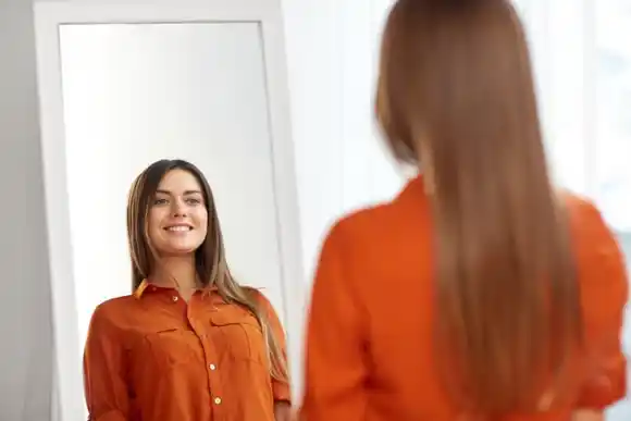 Las 5 frases que se deben repetir todos los días para mejorar el autoestima, según una psicóloga internacional